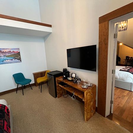 Winston Lodge 골든 외부 사진